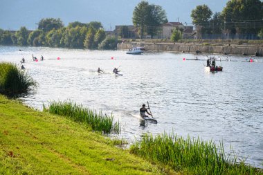 METKOVIC, CROATIA - 19 Eylül 2024: Hırvatistan 'daki Neretva Nehri' nde düzenlenen Dünya Canoe Maratonu uluslararası sporcular ve rakip rakipler sergileniyor