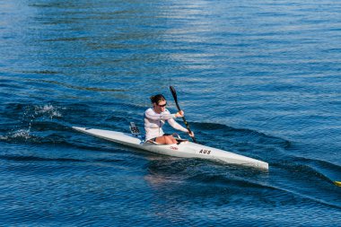 METKOVIC, CROATIA - 21 Eylül 2024: Hırvatistan 'daki Neretva Nehri' nde düzenlenen Dünya Kano Şampiyonası uluslararası sporcular ve rakip rakipler