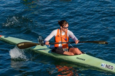 METKOVIC, CROATIA - 21 Eylül 2024: Hırvatistan 'daki Neretva Nehri' nde düzenlenen Dünya Kano Şampiyonası uluslararası sporcular ve rakip rakipler