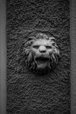 METKOVIC, CROATIA - 18 Kasım 2024: Dekoratif Aslan Duvarlı Yüzey Heykeli