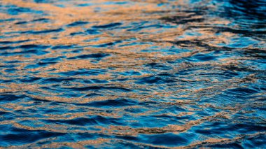 Güney Hırvatistan Kıyı Bölgesi 'nde Güneş Işığının Dalgalanan Su Yüzeyi Üzerine Altın Saati Yansıması