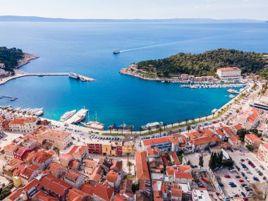 Canlı rıhtımı, yatları, geleneksel mimarisi ve çarpıcı Adriyatik Denizi kıyı şeridiyle Makarska şehir merkezinin havadan görünüşü