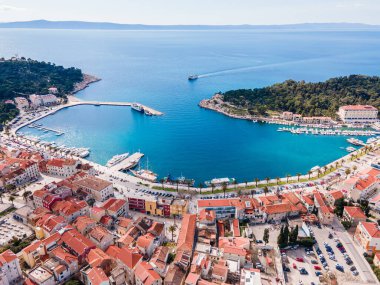 Canlı rıhtımı, yatları, geleneksel mimarisi ve çarpıcı Adriyatik Denizi kıyı şeridiyle Makarska şehir merkezinin havadan görünüşü