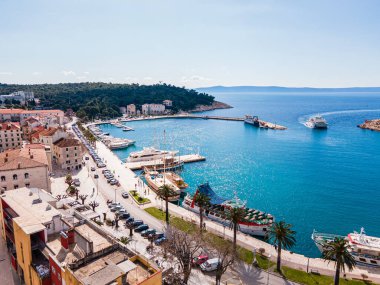Canlı rıhtımı, yatları, geleneksel mimarisi ve çarpıcı Adriyatik Denizi kıyı şeridiyle Makarska şehir merkezinin havadan görünüşü