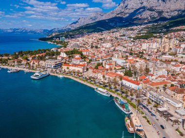 Canlı rıhtımı, yatları, geleneksel mimarisi ve çarpıcı Adriyatik Denizi kıyı şeridiyle Makarska şehir merkezinin havadan görünüşü