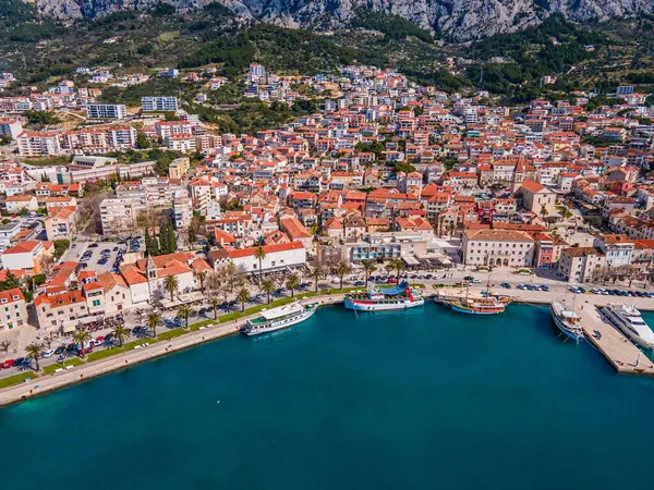 Canlı rıhtımı, yatları, geleneksel mimarisi ve çarpıcı Adriyatik Denizi kıyı şeridiyle Makarska şehir merkezinin havadan görünüşü