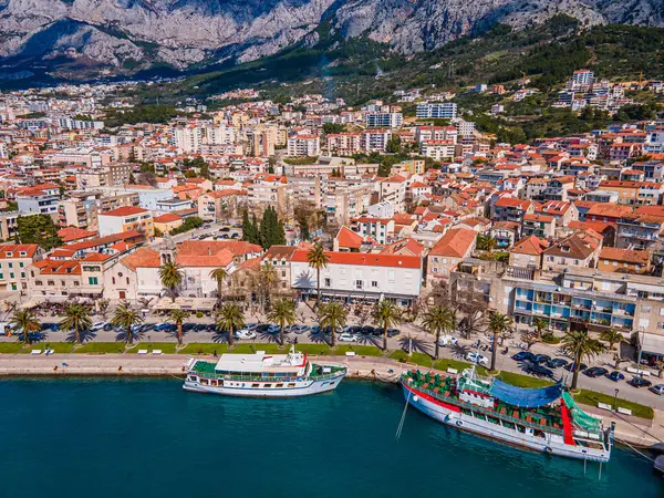 Canlı rıhtımı, yatları, geleneksel mimarisi ve çarpıcı Adriyatik Denizi kıyı şeridiyle Makarska şehir merkezinin havadan görünüşü