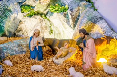 Bebek İsa, Meryem, Yusuf ve Çiftlik Hayvanları ile Noel Doğumu Sahnesi