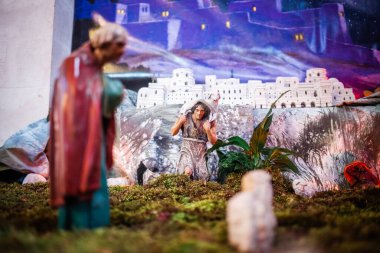 Arka planda Beytüllahim Kasabası ile Ayrıntılı Doğuş Sahnesinde Bir Kuzuyu Taşıyan Çoban Figürü