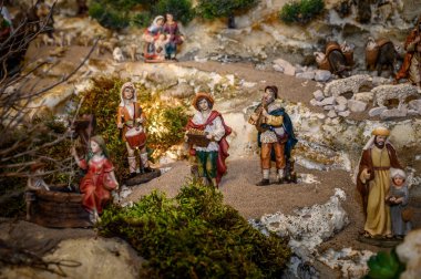 Ayrıntılı Taşralı Beytüllahim Sahnesi 'nde Çobanlarla, Müzisyenlerle ve Köylülerle Doğum Sahnesi