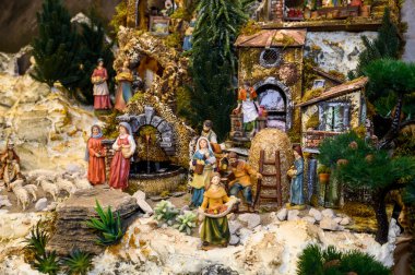 İsa 'nın doğumunu ve Noel' de köy yaşamını yansıtan figürlerle güzel bir doğum sahnesi. Çobanlar, Çiftçiler ve Beytüllahim Köyü 'ndeki Market Tedarikçileriyle Köy Sahnesi