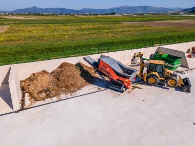 METKOVIC, CROATIA - 15 Nisan 2024: Sürdürülebilir Atık Yönetimi İçin Ağır Makineler ve Kompost Yığınlarıyla Endüstriyel Gübreleme Tesisi
