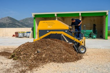 METKOVIC, CROATIA - 15 Nisan 2024: Sürdürülebilir Atık Yönetimi İçin Ağır Makineler ve Kompost Yığınlarıyla Endüstriyel Gübreleme Tesisi