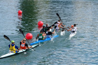 METKOVIC, CROATIA - 17 Eylül 2024: Hırvatistan 'daki Neretva Nehri' nde düzenlenen Dünya Canoe Maratonu uluslararası sporcular ve rakip rakipler sergileniyor
