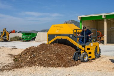 METKOVIC, CROATIA - 15 Nisan 2024: Sürdürülebilir Atık Yönetimi İçin Ağır Makineler ve Kompost Yığınlarıyla Endüstriyel Gübreleme Tesisi