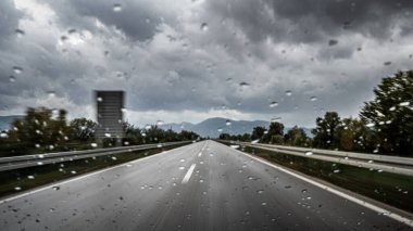 Yağmurlu Otoyol Perspektifi Yakalayıcı Hız, Tehlike ve Fırtınalı, Bulutlu Bir Gün 'de Dikkatsiz Sürüş Riski