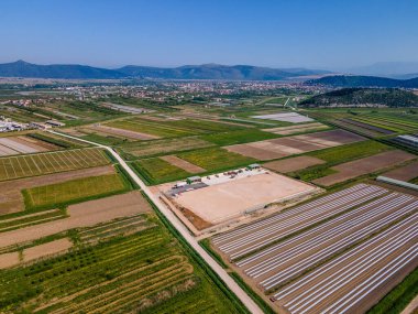 Ortasında endüstriyel gübreleme tesisi olan tarım alanlarının panoramik görüntüsü