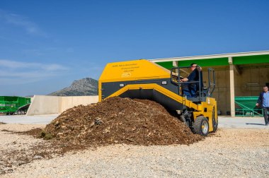 METKOVIC, CROATIA - 15 Nisan 2024: Sürdürülebilir Atık Yönetimi İçin Ağır Makineler ve Kompost Yığınlarıyla Endüstriyel Gübreleme Tesisi