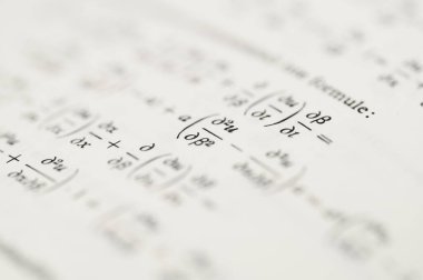 Gelişmiş Hesaplamalar ve Formüllerin Vurgulanması, Beyaz Sayfadaki Matematiksel Denklemler ve Türevler