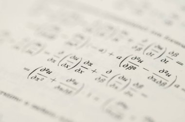 Gelişmiş Hesaplamalar ve Formüllerin Vurgulanması, Beyaz Sayfadaki Matematiksel Denklemler ve Türevler