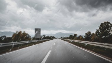 Yağmurlu Otoyol Perspektifi Yakalayıcı Hız, Tehlike ve Fırtınalı, Bulutlu Bir Gün 'de Dikkatsiz Sürüş Riski