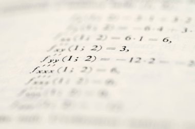 Beyaz Kağıt Arkaplanındaki Ayrıntılı Notlarla Karmaşık Matematiksel Denklemlerin ve Türevlerin Kapanışı