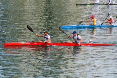 METKOVIC, CROATIA - 17 Eylül 2024: Hırvatistan 'daki Neretva Nehri' nde düzenlenen Dünya Canoe Maratonu uluslararası sporcular ve rakip rakipler sergileniyor
