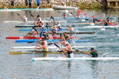 METKOVIC, CROATIA - 17 Eylül 2024: Hırvatistan 'daki Neretva Nehri' nde düzenlenen Dünya Canoe Maratonu uluslararası sporcular ve rakip rakipler sergileniyor