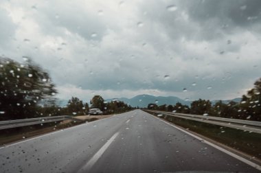 Yağmurlu Otoyol Perspektifi Yakalayıcı Hız, Tehlike ve Fırtınalı, Bulutlu Bir Gün 'de Dikkatsiz Sürüş Riski