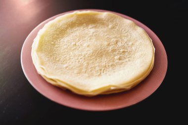 İnce Ev Yapımı Krep Yığını Pembe Çizgili Tabakta Yumuşak Odaklı Arkaplan - Kahvaltı veya Tatlı İlham Vermek İçin Mükemmel