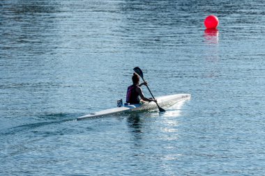 METKOVIC, CROATIA - 21 Eylül 2024: Hırvatistan 'daki Neretva Nehri' nde düzenlenen Dünya Kano Şampiyonası uluslararası sporcular ve rakip rakipler