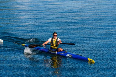 METKOVIC, CROATIA - 21 Eylül 2024: Hırvatistan 'daki Neretva Nehri' nde düzenlenen Dünya Kano Şampiyonası uluslararası sporcular ve rakip rakipler
