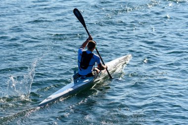 METKOVIC, CROATIA - 21 Eylül 2024: Hırvatistan 'daki Neretva Nehri' nde düzenlenen Dünya Kano Şampiyonası uluslararası sporcular ve rakip rakipler