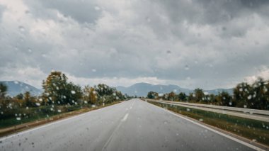 Yağmurlu Otoyol Perspektifi Yakalayıcı Hız, Tehlike ve Fırtınalı, Bulutlu Bir Gün 'de Dikkatsiz Sürüş Riski