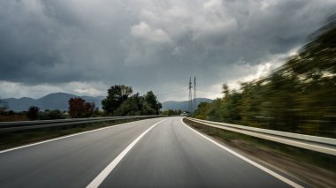 Yağmurlu Otoyol Perspektifi Yakalayıcı Hız, Tehlike ve Fırtınalı, Bulutlu Bir Gün 'de Dikkatsiz Sürüş Riski