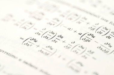 Gelişmiş Hesaplamalar ve Formüllerin Vurgulanması, Beyaz Sayfadaki Matematiksel Denklemler ve Türevler