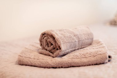 Taze Yuvarlanan Havlular, Konforlu Yatak Odası Tasarımları Son Rahatlık ve Rahatlık İçin Lüks Tatil Kiralamaları