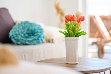 Parlak ve Havalı Oturma Odası Beyaz Kaburgalı Laleler Yuvarlak Ahşap Kahve Masasında