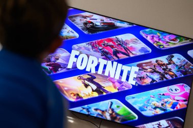 METKOVIC, CROATIA - 10 Ocak 2025: Çocuk Tutucu Playstation Kontrolörü. Oyun Yaşam Tarzı ve Eğlencesi