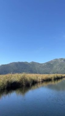 Neretva Vadisi 'nin verimli bataklık manzaralarında tekne gezintisi, dingin suları, zengin bitki örtüsünü ve çevre turizmi için mükemmel huzurlu bir atmosferi sergiliyor.