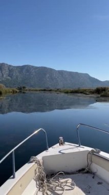 Hırvatistan 'ın Resimli Neretva Vadisi' ndeki Kuti Gölü 'nün Durgun Bataklıkları ve Huzurlu Suları İçinden Sahne Teknesi Gezisi