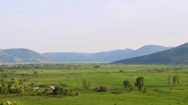 Manzaralı Neretva Vadisi 'nde canlı tarım alanları ve yemyeşil alanlar eşsiz mandalina bahçeleri ve su yolları sergiliyor.