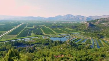 Manzaralı Neretva Vadisi 'nde canlı tarım alanları ve yemyeşil alanlar eşsiz mandalina bahçeleri ve su yolları sergiliyor.