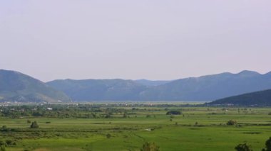 Manzaralı Neretva Vadisi 'nde canlı tarım alanları ve yemyeşil alanlar eşsiz mandalina bahçeleri ve su yolları sergiliyor.