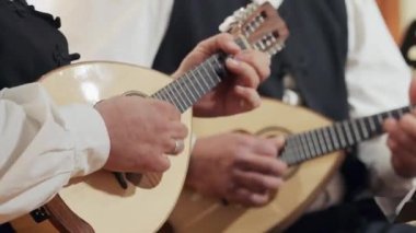 Hırvatistan 'da Geleneksel Dalmaçyalı Mandolinleri Canlı Performans, Yakın Çekim sırasında Çalan Müzisyenler