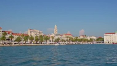 Hırvatistan 'ın Split kentinin şaşırtıcı Rıhtım manzarası, Tarihi St. Domnius Katedrali Çan Kulesi ve Palm-Lined Riva Gezinti Alanını Vurguluyor