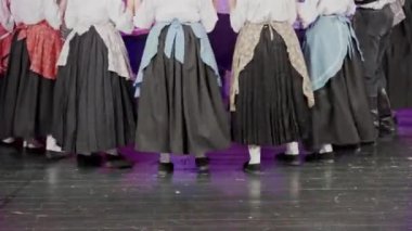 Kuzey Hırvatistan 'dan Geleneksel Folklor Dansçıları Sahnede Sahne Gösterileri Yapıyor ve Giyiyorlar