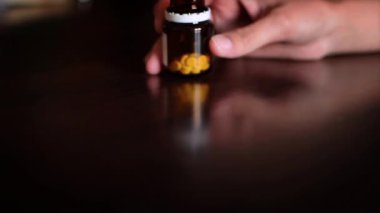 Uyuşturucular masaya döküldü.