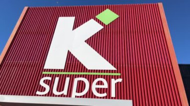 METKOVIC, CROATIA - 14 Aralık 2024: Hırvatistan 'ın En Büyük Perakende Markalarından biri olan Konzum Süpermarketine Giriş