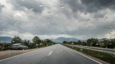 Yağmurlu Otoyol Perspektifi Yakalayıcı Hız, Tehlike ve Fırtınalı, Bulutlu Bir Gün 'de Dikkatsiz Sürüş Riski